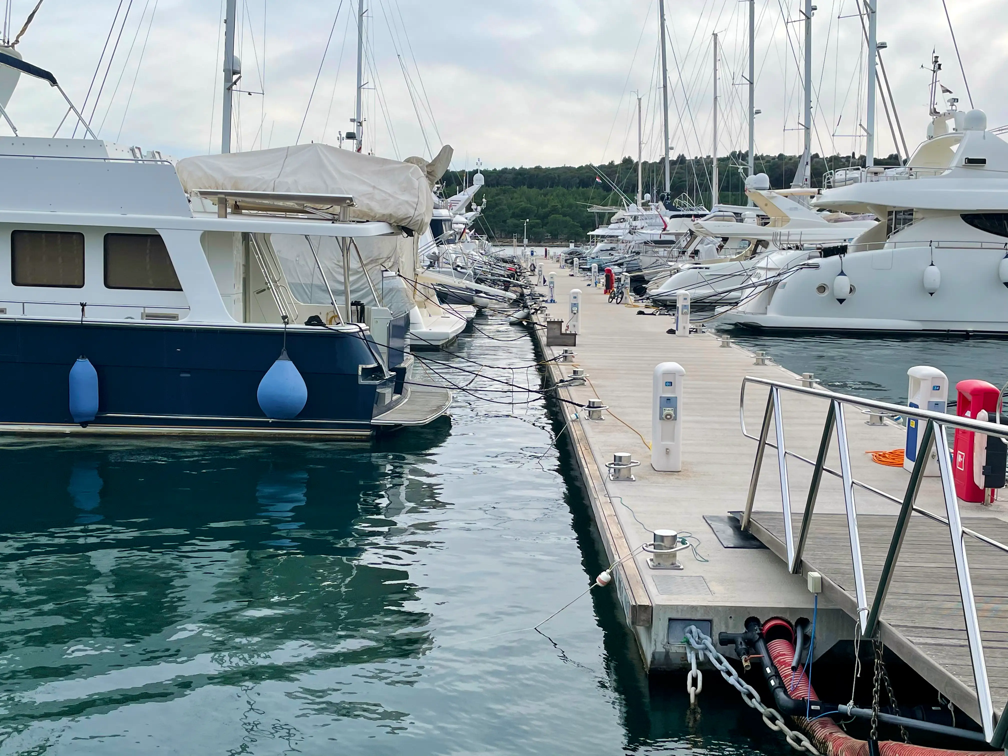 Marina-Alltag mit Booten am Steg