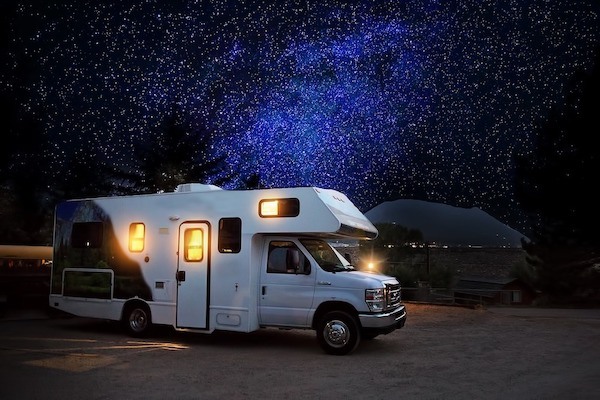 picture of a RV under the starry sky